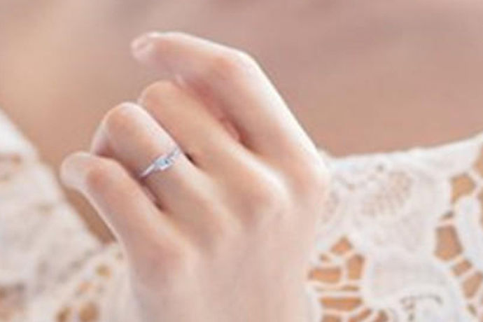 戒指作为一种小巧轻便的饰品，一直以来深受人们的喜爱。戒指象征一对新人喜结连理，步入美好的婚姻之中，戴上戒指的那一刻如此美好，令很多女生对此无比憧憬。戒指的戴法也大有讲究。不同手指戴戒指的含义各不一样，我想告诉大家其实戴戒指并不是只有结婚的新人才适合佩戴，常人均可，接下来我们一起盘点一下不同手指戴戒指的含义都有哪些吧。