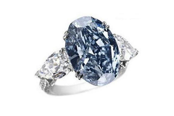 钻戒，是戴在手指上的钻石珠宝。钻石是宝石中最坚硬的一种，古罗马人一直认为它代表生命和永恒。到了15世纪的欧洲，钻戒更被认定为代表坚贞不渝的结婚象征意义，形成了以钻戒作为结婚信物的传统。