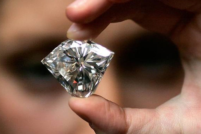历史上最大的钻石是指截止目前为止人们已经发现的世界上最大的钻石，这里的最大是从体积这个角度进行比较。