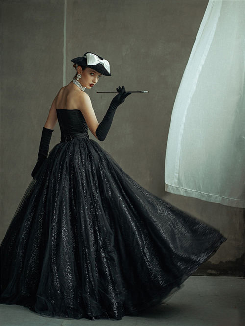 一款打破传统的黑婚纱不仅可以让新娘在现场脱颖而出,可以给人一种