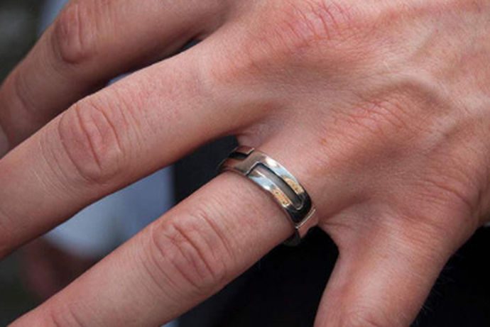 相信大家也有发现如今配带戒指的男士已不在少数。戒指不仅被当作定情信物或是婚戒，也作为一种装饰品出现在我们生活中。戒指的佩戴者可以充分的提升自己的魅力，凸显出自身的独特气质。