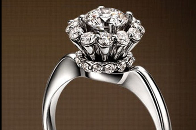 钻石遇到一个戒指，它产生一个钻石戒指。与其他宝石戒指相比，钻石戒指更能代表爱情，更能衬托女性的美丽。因此，很多女性在结婚时都会用钻石戒指作为结婚戒指。但是市场上有很多品牌的钻石戒指，所以很难选择一个你完全相信的品牌。所以今天小编会给你介绍金伯利戒指，并分析金伯利戒指到底是怎么样的。