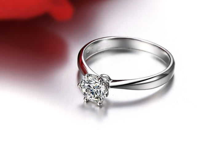钻石戒指是爱情的象征，代表着真爱的承诺。这就是为什么男人和女人在表达爱意时会选择钻石戒指的主要原因。那么，如何选择钻石戒指呢？买钻戒哪个牌子好？简单来说，如果你喜欢的款式，戴着舒适，价格合适，浪漫漂亮，口碑好，你可以买下它！所以今天我们将介绍一些购买钻石戒指的技巧，看看我们如何购买适合我们需要的钻石戒指。