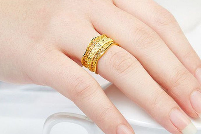 结婚戒指是开启一段美好婚姻的钥匙，它是每段爱情的完美见证，更是每一对新人都必须准备的爱的信物。那么，结婚戒指的戴法你可有了解？下面，就以女性为例，一起看看女生结婚戒指戴哪只手？戒指戴在不同手指上的寓意又是什么呢？