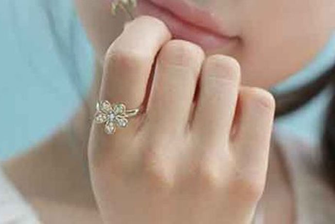 对女性朋友来说，戒指是一个精致优雅的饰品，很多人在佩戴戒指的时候并没有过多的在意戒指佩戴在不同手指上面的不同含义哦。一般如果老公或者是恋人给自己购买的婚戒、对戒、情侣戒之类，一般都戴在自己的左手，而自己买的戒指，一般是戴在右手上的，这样会彰显张扬个性、追求自我、精神独立的个人魅力。