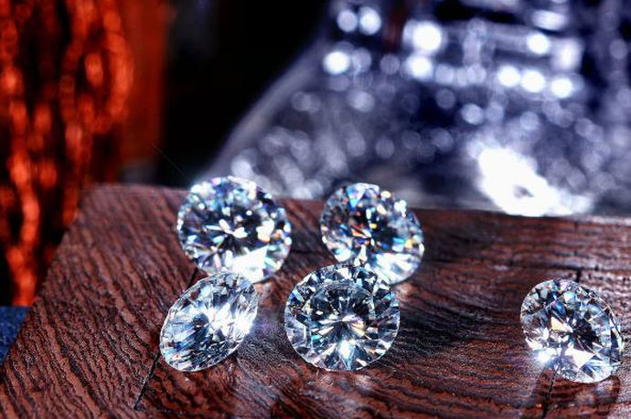 莫桑石一克拉多少钱是对当今市场上对莫桑石的价格的估测范围。莫桑钻和钻石有几个共同之处：他们都是无色透明的，摩氏硬度相近，高折射率相近。当一颗莫桑石经过打磨之后，将会成为一颗非常闪耀的莫桑钻，在外观上和钻石分不出来。但是莫桑石的大概价格和钻石的价格却相差较大。