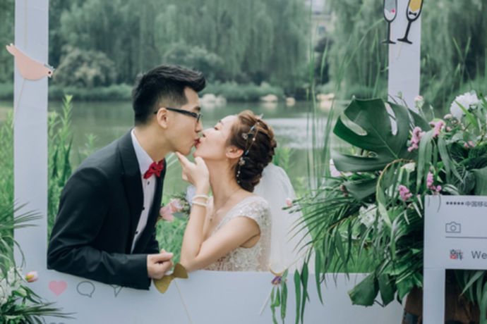 现在的婚礼都追求一定的浪漫，婚礼的场地选择是决定婚礼是否浪漫的重大因素。草坪婚礼是备受放下年轻人喜爱的一种婚礼形式。