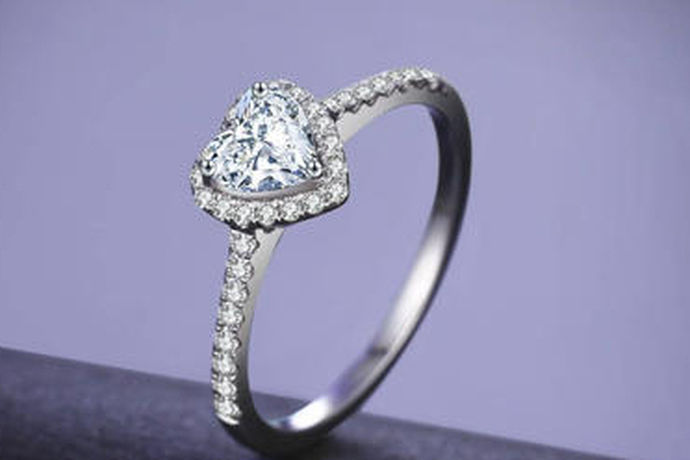 钻石戒指是男生向女生表达爱意的信物，也是两人走进婚姻殿堂的见证者，各种款式的戒指又有什么寓意呢？