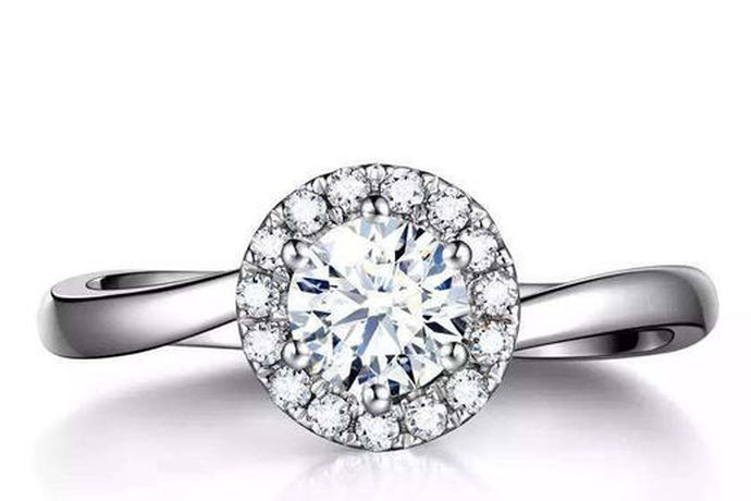 钻戒是结婚一定有的一样东西，它是纯洁爱情的象征。钻戒上面都会镶有一颗钻石，当大家去买钻戒的时候首先会问这个钻石是多少克拉的，并且钻戒之所以贵，也就是贵在钻石的克拉数了。那么钻石1克拉多少钱呢？