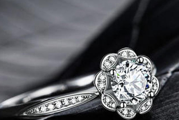 每一颗钻石都独特罕有,就像每一段爱情也各有新意。而钻石的每一种切割形状更有不同的寓意。选一颗最能表情达意的钻石,代表属于自己的爱情和婚姻。