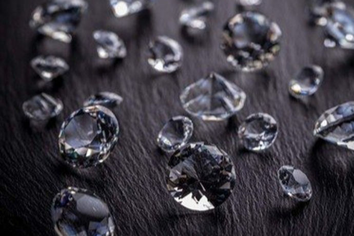 钻石是一种具有代表性地位、象征爱情的宝石，人们已经发现和使用了几千年。我们通常用4c钻石标准来衡量钻石的质量和价值。4c标准为克拉、颜色、清洁度和切割。由于这四种鉴定规则比较复杂，所以今天的中国婚博会的小编主要讲的是钻石的颜色和净度，通过排版文字来说明钻石的颜色级别和净度级别。