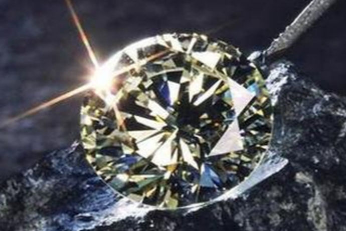 钻石是一种价格比较昂贵的珠宝，那钻石4C需要通过四个标准来判断呢？一克拉重，净度，色泽，切工。接下来让婚博会小编带大家来看看具体的钻石4C标准吧！