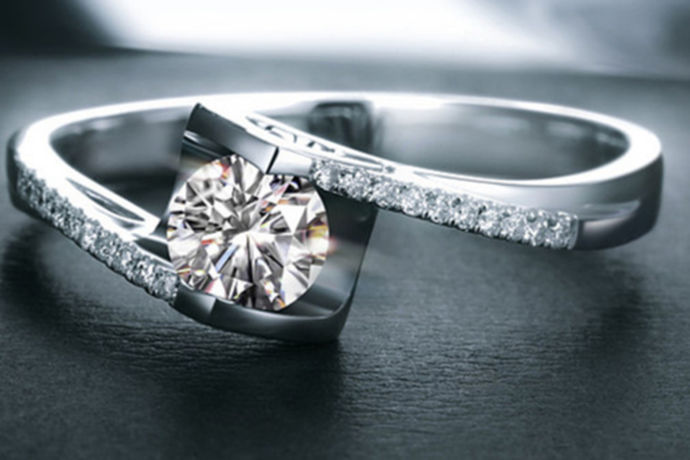 4C标准是衡量钻石价值和质量的标准。克拉钻石戒指的价格将因颜色、切割和清洁程度而异。此外，不同材料的金刚石戒指的选择也对周大福一克拉钻戒的价格产生一定的影响。根据市场价格，一克拉的钻石戒指在三万到十万元之间