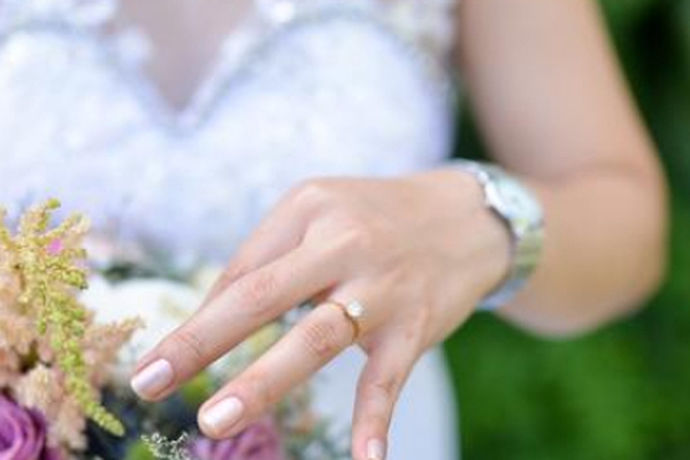 随着时代的发展，越来越多并非结婚人士选择了佩戴一些戒指来提高自己的时尚水平、展现自己的个性。女生戒指戴法的含义因为左右手或者佩戴手指的原因均有所不同。