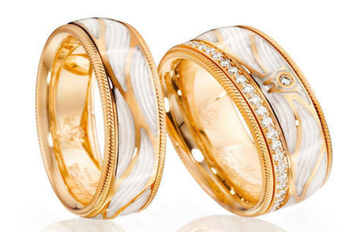 结婚戒指最初起源于古埃及，当时订婚戒指和结婚戒指同属于契约的一部分。古埃及也曾一度出现戒指热，而现代则十分流行在婚礼上互换戒指。那么现在女人婚戒戴哪只手呢?