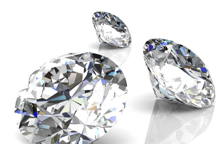 5克拉钻石多少钱？钻石在人们的生活中有着高贵的象征，昂贵的象征，有着可望不可即的象征。尤其在婚姻中人们都会选择钻石作为结婚信物，但是在中国的古代，远远只是银饰或者黄金作为定情信物。随着时间的流逝，随着科技的发展，随着人们对物质的追求，已经转化为一钻戒这一块。有钻戒，而联想到钻石，我们可以详细的了解一下钻石是什么样的，钻石大概多少钱？