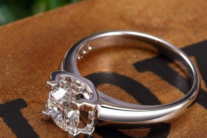 现在很多人都用戒指来代表对对方的爱，有些人选择黄金戒指，显然喜欢白金戒指或者铂金或者其他的一些款式戒指，那么怎样选择一款好看的戒指款式呢？