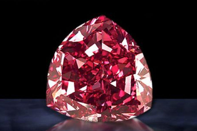 我们生活中有许多人喜欢戴钻石，因为钻石代表贵族。有一种说法是，"钻石是永远的，是永恒的"。据此，我们可以知道钻石是昂贵的奢侈品。在技术上，钻石的价值是由"4c"标准决定的，但总有一些自然宝藏。他们生来就是永恒的。