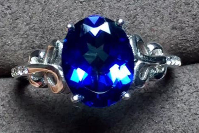 蓝托帕石具有优美光滑的外表，这种宝石的颜色更是华美绚丽。美丽的蓝托帕石就像它的名字一样向人们展示了它神秘的魅力。蓝托帕石像很多的天然宝石一样，具有一定的灵性，现在有很多人都喜欢佩戴或收藏。那么蓝托帕石大概多少钱一克拉呢？很多人一直都在关注。