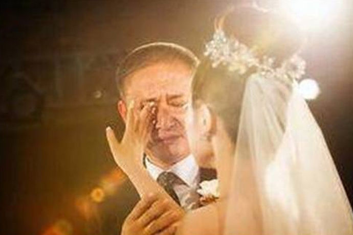 婚礼现场是一个充满各式各样情感的地方，在婚礼上大多数的情感可能来自新娘的父亲。辛辛苦苦种的大白菜到头来却让猪拱了，哈哈!作为新娘的父亲可以再在女儿的婚礼会发布一些简短的演讲来表达对女儿的情感或是对女婿的嘱咐。那么父亲在女儿的婚礼上该说什么话呢？