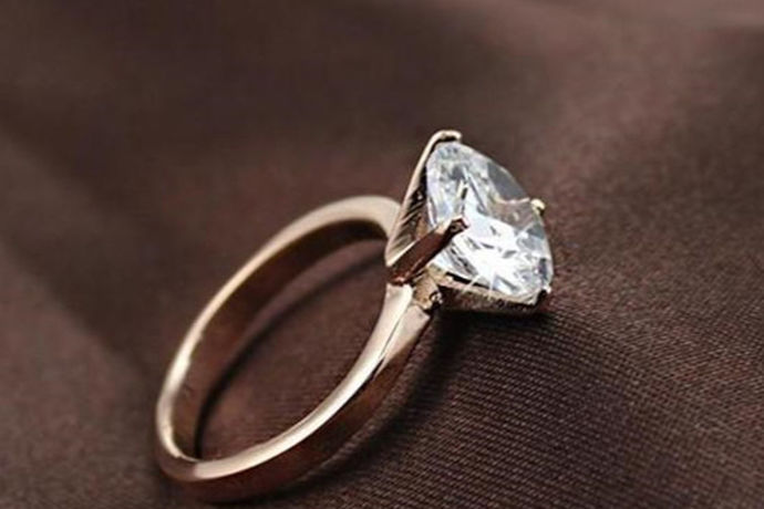 钻石戒指是爱情的珍贵象征。现在几乎每对夫妇都选择钻石戒指作为求婚戒指。对于年轻人来说，对钻石戒指知之甚少，对钻石戒指的选择和一克拉钻石戒指的价格知之甚少。