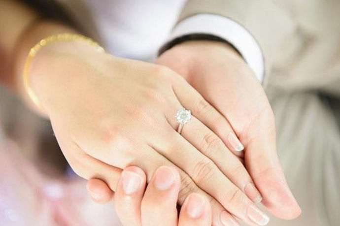 在求婚现场，男生为女生戴上求婚钻戒并向女友发誓的那一刻，是最浪漫、最抢眼的环节。事实上，戴戒指的动作也非常受重要。那么，哪根手指适合戴求婚戒指呢？