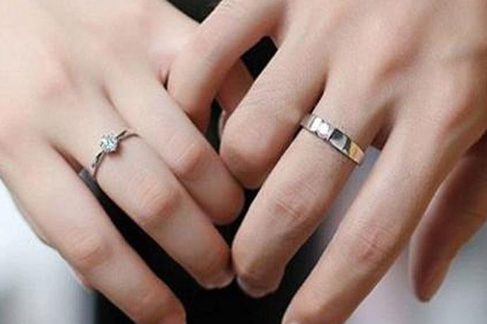 我想很多人都戴戒指。现在可以说戒指已经是公共装饰首饰之一，戴戒指的方式也不同。所代表的意思也不同。通常我们可以从戒指的位置判断一个人的婚姻状况。你知道该用哪只手戴结婚戒指吗？