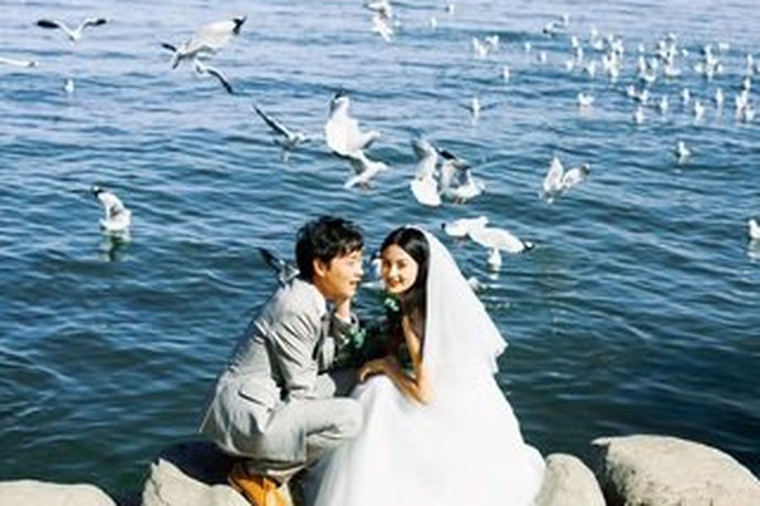 对于要结婚的夫妇来说，选在黄道吉日结婚是一件非常重要的事，因为这有可能关系到他们婚后是否幸福。10月1日国庆节是个举国欢庆的好日子，并且是国家法定节假日，因此很多新人都会选择在这个日子结婚，但是2019年10月1日真的是适合结婚吗？