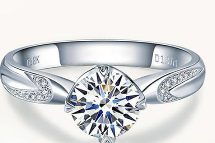 钻石是每个女性的最爱之一，它是众多首饰中的昂贵品，虽然它贵但依然有很多人喜欢，影响钻石的因素有很多，那么今天我们来了解一下钻石多少钱一克拉2019。
