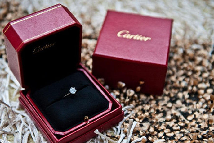 人人都知道钻石是奢侈品，钻石戒指是人们选择爱情信物的首选，因为它们的辉煌和爱情的意义。但即使爱十分有意义，人们仍然更关心它的大小。无论是求婚还是结婚，他们都喜欢收到大克拉的钻石戒指。例如，一克拉就是许多女孩的期望。一颗克拉钻戒的大小实际上是一颗克拉钻石的大小，但镶嵌后会突出钻石，那么钻石克拉有多大呢？怎样才能买到一克拉钻石？