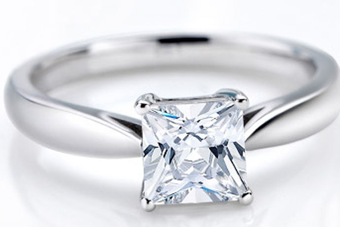 人们喜欢钻石在很大程度上是因为它们的稀有和爱情的象征，大多数人不知道珍贵的钻石是分级的，而不仅仅是大小。要知道，钻石4C级是不同的，它的质量价格是很不一样的，那么钻石级别又如何划分呢？该买什么等级的钻石？