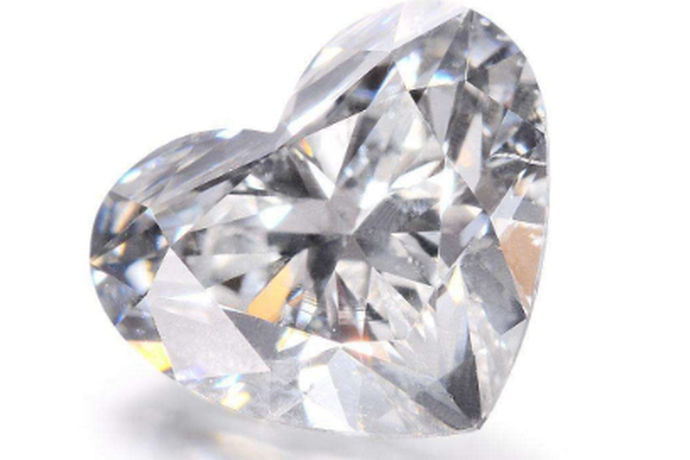 钻石的价格是人们在购买钻石时最关心的问题之一，为了买得起最实惠的钻石，有些人甚至千里迢迢到南非和其他产地购买钻石，特别是像一克拉这样的重钻石，这样可以省钱。那么在南非一克拉的裸钻石要多少钱？让我们一起来看一看。