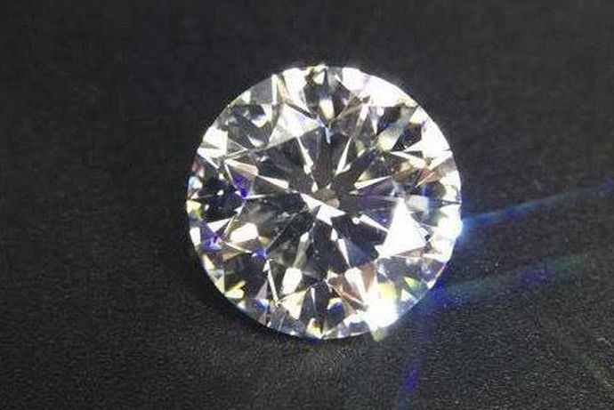 钻石有大有小，在我们的生活当中，我们通常都用克拉来表示钻石的大小。裸钻，它和设计好的钻石首饰它们的价格差别是很大的。一克拉以下的钻石又可以用分来表，可分为50分或者是70分。1克拉以下的钻石相对便宜，裸钻，它的价格更是便宜的。那你知道50分裸钻大概多少钱吗？