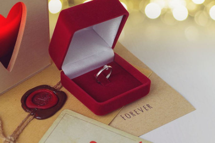男朋友送的戒指我应该戴在哪个手上，在坠入爱河的过程中，夫妻俩会在一些重大节日上互送礼物或祝福。最常见的是送一个戒指和一个口红，那么男朋友送的戒指我应该戴在哪个手上呢？