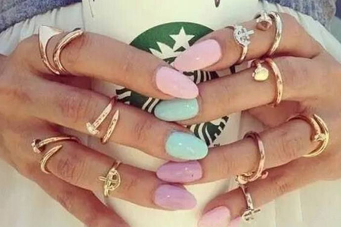 女孩一直是戒指消费的主力军，可能是一种天生热爱精致和美丽的东西，女孩总是忍不住新戒指的诱惑。虽然戒指只是一种珠宝，但它也是反映情感状态的最好工具。女孩们通常喜欢戴戒指，因为她们可以表达自己的不同想法。那么，戴戒指的女孩是什么意思呢？