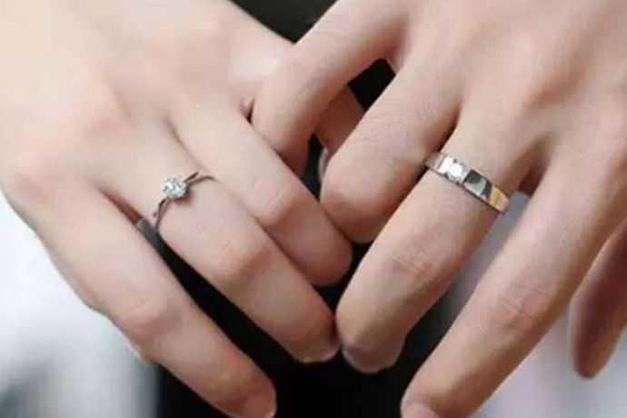 戒指作为装饰物，既有婚姻的道德意义，又有单身的意义。已婚人士通常把戒指戴在食指上，而单身男女则戴在食指或无名指上。你知道一个已婚男人戒指戴哪个手吗？