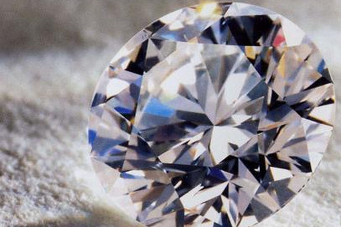 人们喜欢钻石的原因很大程度上是因为钻石的稀有性和爱情的象征，而大多数人不知道珍贵的钻石是等级划分的，而不是被认为是大小的划分。你知道，4c级的钻石是不同的，钻石的质量和价格是非常不同的，那么钻石的等级是怎么分的呢？