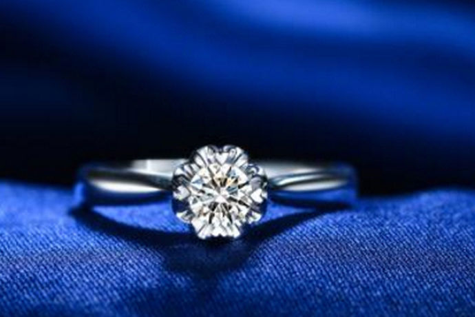 戴戒指不仅可以装饰一个人的整体造型，还可以从细节上揭示一个人的情感状态，甚至婚姻状况。一般来说，戴戒指的意思对男人和女人来说基本上是一样的。今天中国婚博会小编介绍了戴左手和右手戒指的不同含义。