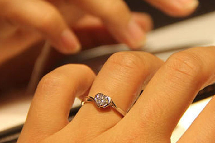 结婚钻戒的选择可以说是婚前准备工作的重头戏。大约30分的钻石戒指因为其极高的性价比而成为许多新人的选择。一般来说，一个30分的钻石戒指能买到多少钱？事实上，还是要全面的看看，一个普通的品牌几千元就可以搞定。如果对4c的质量和品牌有要求，30分的钻石戒指可能需要数万元购买。那么我们要如何才能挑选到适合钻戒呢？下面我们就来了解下该如何选择钻戒。