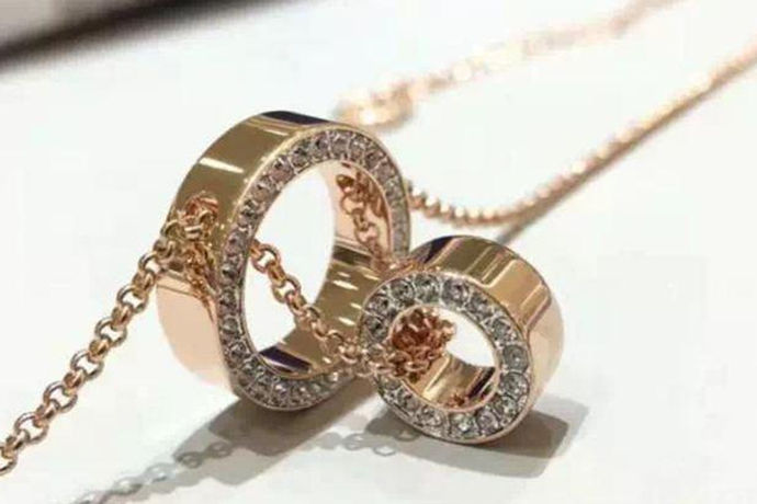 宝格丽是意大利的一个世界级珠宝品牌，是继卡地亚与蒂芙尼之后的第三大珠宝品牌。作为一个知名度较高的珠宝品牌来说，宝格丽哪款项链最经典，是很多喜爱宝格丽的人想要知道的答案。