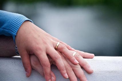 结婚带戒指带哪个手指