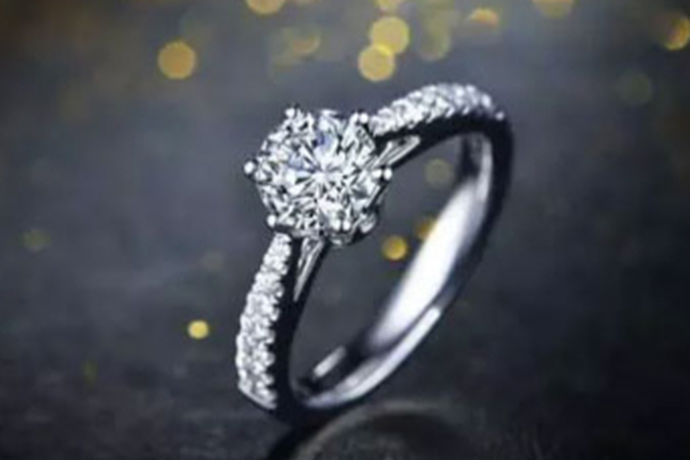 如今，定制的钻石戒指在世界各地掀起了龙卷风，成为爱情的独特象征。用独特的习俗风格的钻石戒指在今生，守护彼此唯一的爱，这样的钻石戒指表达的意义，自然是独特的，也是真诚和美丽的。许多英俊的男人和女人现在更喜欢定制戒指，那么，哪个品牌更适合定制戒指呢？每个人和脑海中都有相同的问题！现在，我将帮助你总结定制戒指排名！