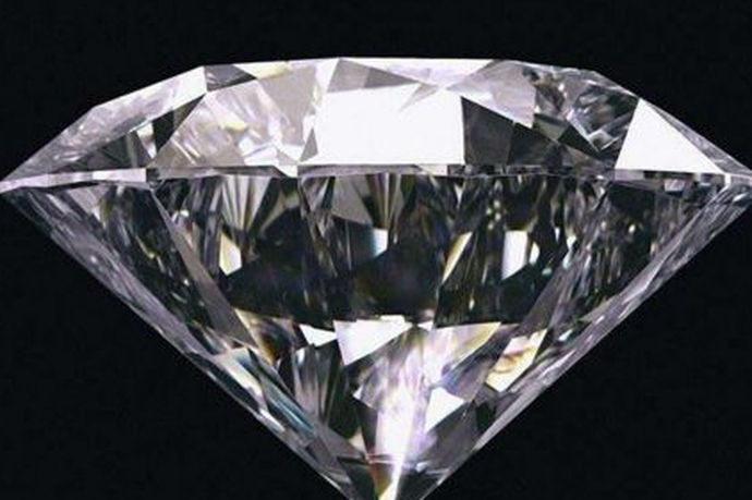 钻石因为其稀有及坚硬的特点，一直被作为爱情和婚姻的象征，受到了众多人的喜爱。但是也正是因为其稀有程度的价格的原因，导致它的价格比一般的黄金等其他珠宝要贵。那到底1克钻石多少钱？下面跟着中国婚博会小编一起来了解下。