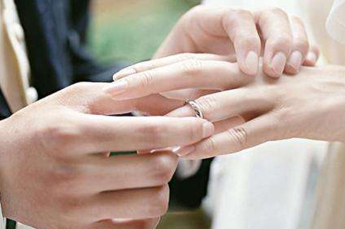 结婚戒指是开启一段美好婚姻的钥匙，它是每段爱情的完美见证，更是每对新人们都需要准备的爱情信物。那么对于结婚戒指的戴法你可有了解？下面就跟着中国婚博会小编一起来看看女方结婚戒指戴哪只手吧。