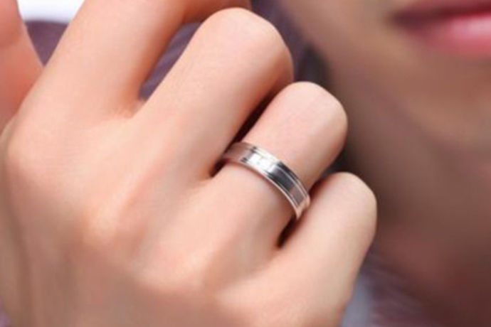 男人选戒指有越来越多的选择，男士戒指的戴法和意义也越来有讲究，正确佩戴戒指不仅彰显风格是个人品位的象征。因此不论是男性还是女性都要知道男士戒指的戴法和意义。
