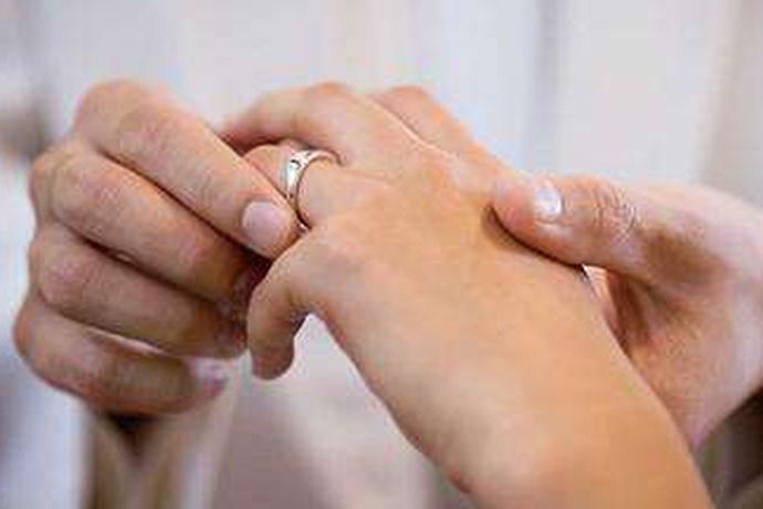 “戒指”是一种戴在手指上的装饰品，任何人都可以佩戴不管男女老少。“戒指”在中国起源于秦汉时期佩戴戒指的这个风俗从古至今，但是戒指戴在不同的手指是有不同的含义的。