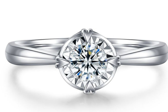 精美奢华有着浪漫爱情表达的钻戒是深受人们喜欢的珠宝首饰，很多人都会选择用它来表达自己真挚的爱情誓言，用它来向心爱的女孩求婚或者结婚。其实钻戒之所以备受人们喜欢有很大一个原因是因为钻石，因为钻石的存在钻戒才更加的华美，珍贵，更加的浪漫。那么钻石怎么选？怎样挑选钻石？又需要注意哪些呢？我们来看看小编的分享。