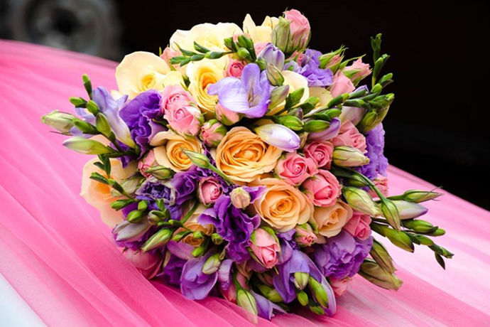 世界上有成千上万的花，每一朵都有一定的意义，蕴含着无声的语言，所以不同的场合不同的时间，我们用的是不同的花，那么在婚礼上应该用什么花呢？