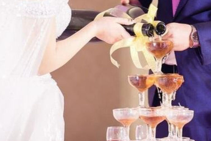 现在酒成了各种宴会饭桌的必备品，可以说是无酒不成席，所以婚宴用酒的选择很重要，那一般情况下婚宴用什么白酒呢？