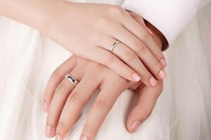 长期以来，戒指一直被认为是一种不可替代的象征，是一个人感情生活的象征。所以戴戒指不能像其他饰品一样随意，所以你知道情侣怎么戴戒指吗？